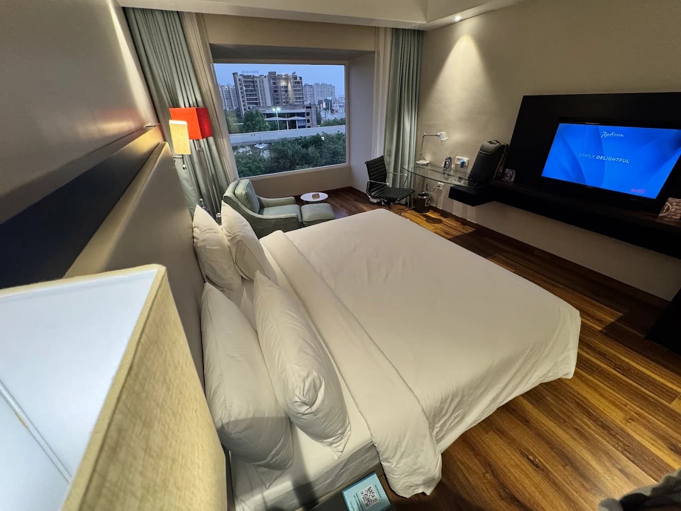 4/5 star hotel room